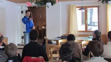 Ein Zimmer mit Holzmöbeln, einem großen Fenster und einer Person im Vordergrund.