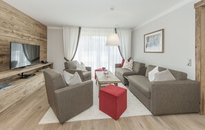 Grand-Suite, 2 Schlafzimmer, Küche, Gartenblick | Wohnbereich | Flachbildfernseher, DVD-Player