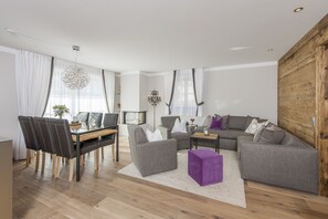 Deluxe-Apartment, 2 Schlafzimmer, Küche | Wohnzimmer | Flachbildfernseher, DVD-Player