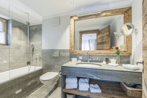 Grand Suite, 2 Bedrooms, Kitchen, Garden View | Bathroom
