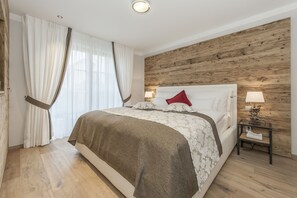 Grand-Suite, 2 Schlafzimmer, Küche, Gartenblick | 1 Schlafzimmer, hochwertige Bettwaren, Daunenbettdecken