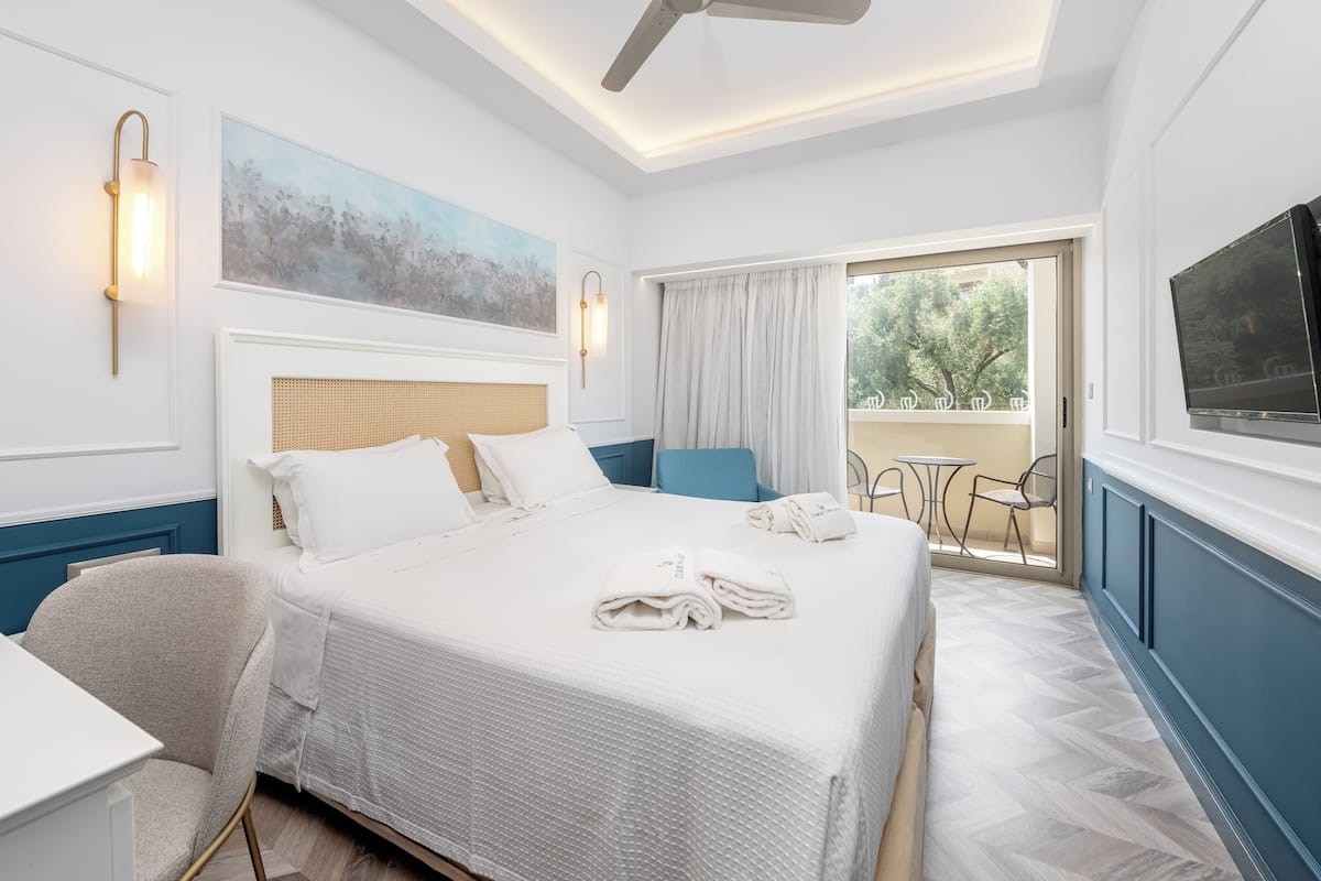 Standard Room | 1 bedroom, premium bedding, minibar, in-room safe