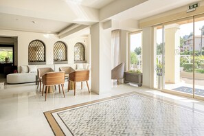 Coin salon dans le hall