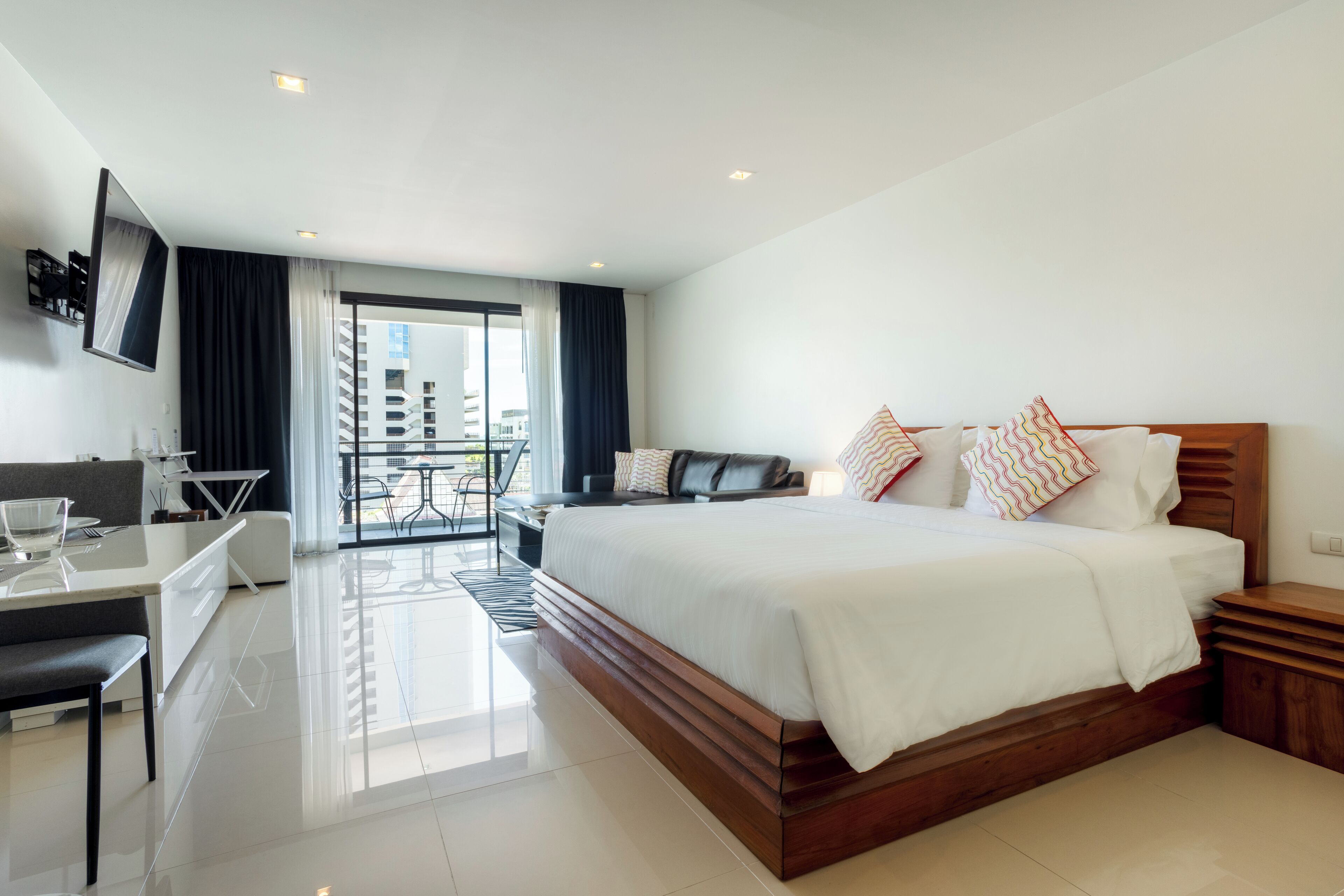 Deluxe Studio Suite, 1 King Bed | In-room safe, blackout curtains, soundproofing, iron/ironing board