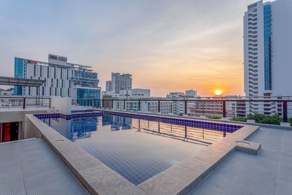 Outdoor pool, pool loungers - Citismart Luxury Apartments (Pattaya)
