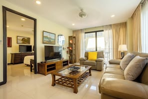 Habitación Deluxe, 2 habitaciones | Área de sala de estar | Televisión de pantalla plana de 42 pulgadas con canales por cable 