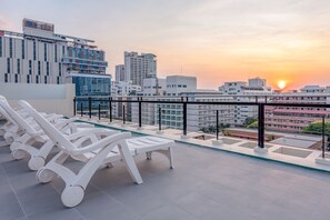 Outdoor pool, pool loungers - Citismart Luxury Apartments (Pattaya)