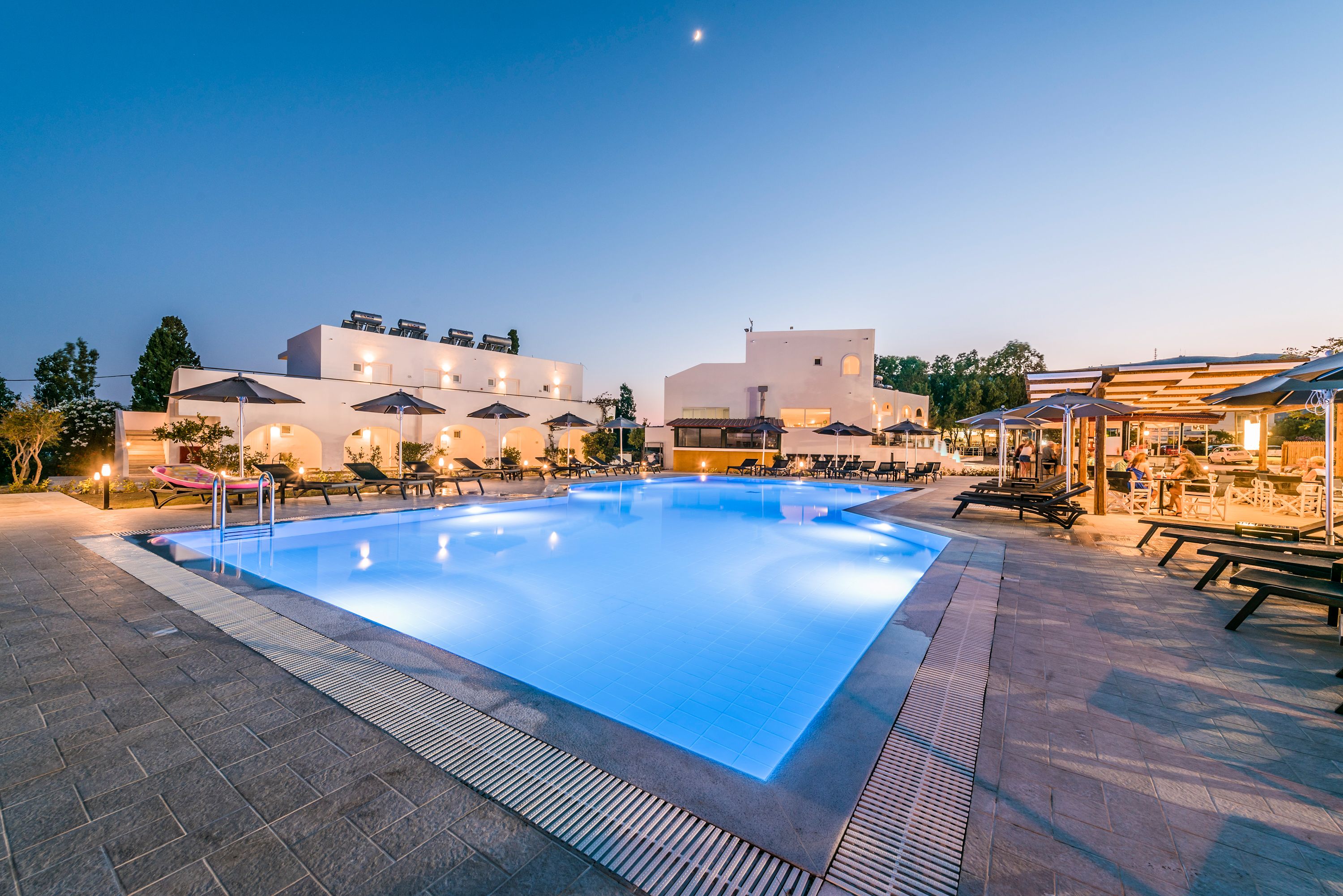 Alberca al aire libre y camastros 