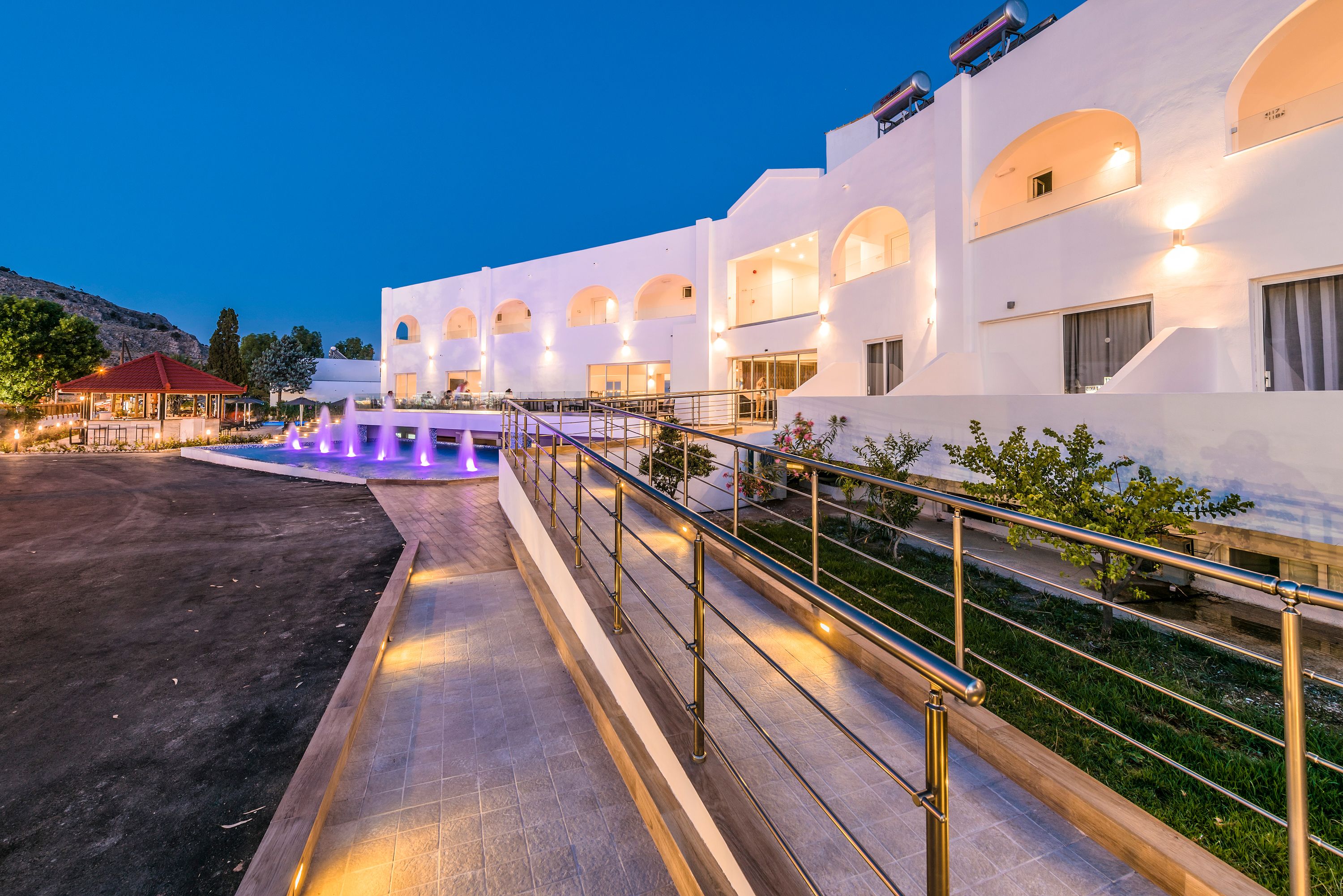 واجهة المنشأة - في المساء/الليل