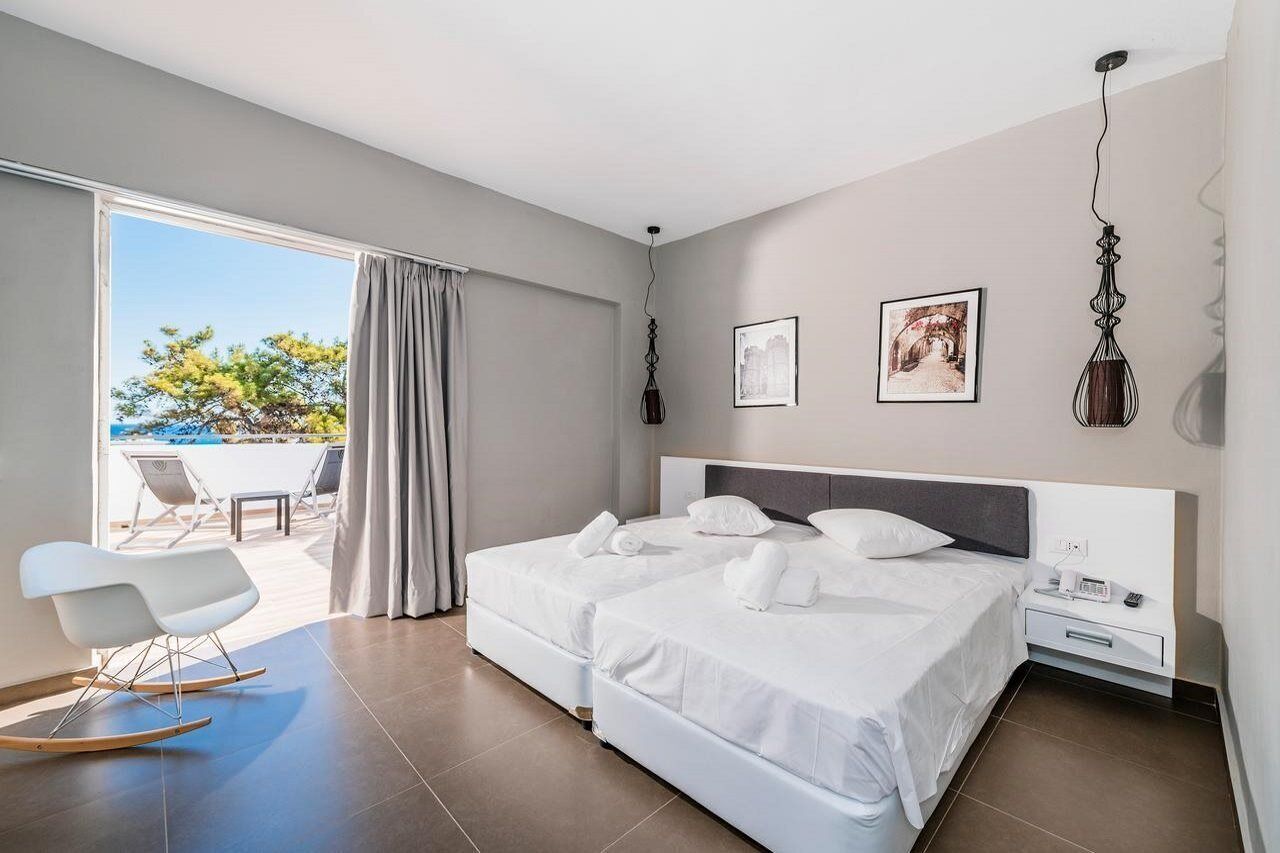 Ropa de cama de alta calidad y caja de seguridad en la habitación 