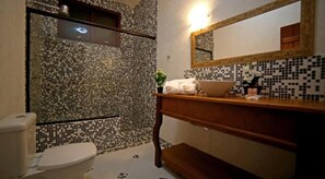 Deluxe Room | Bathroom | Shower, free toiletries