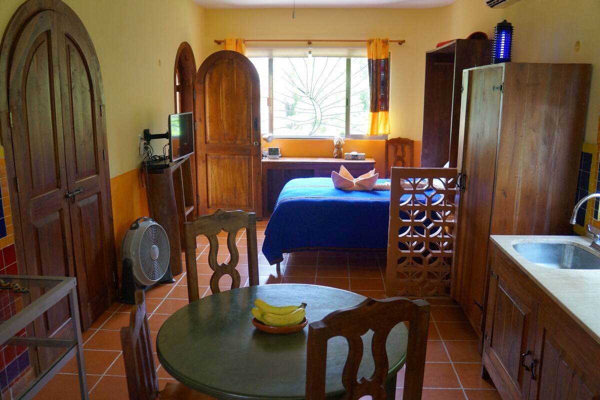 Studio, Kitchenette | Private kitchenette | Fridge, coffee/tea maker