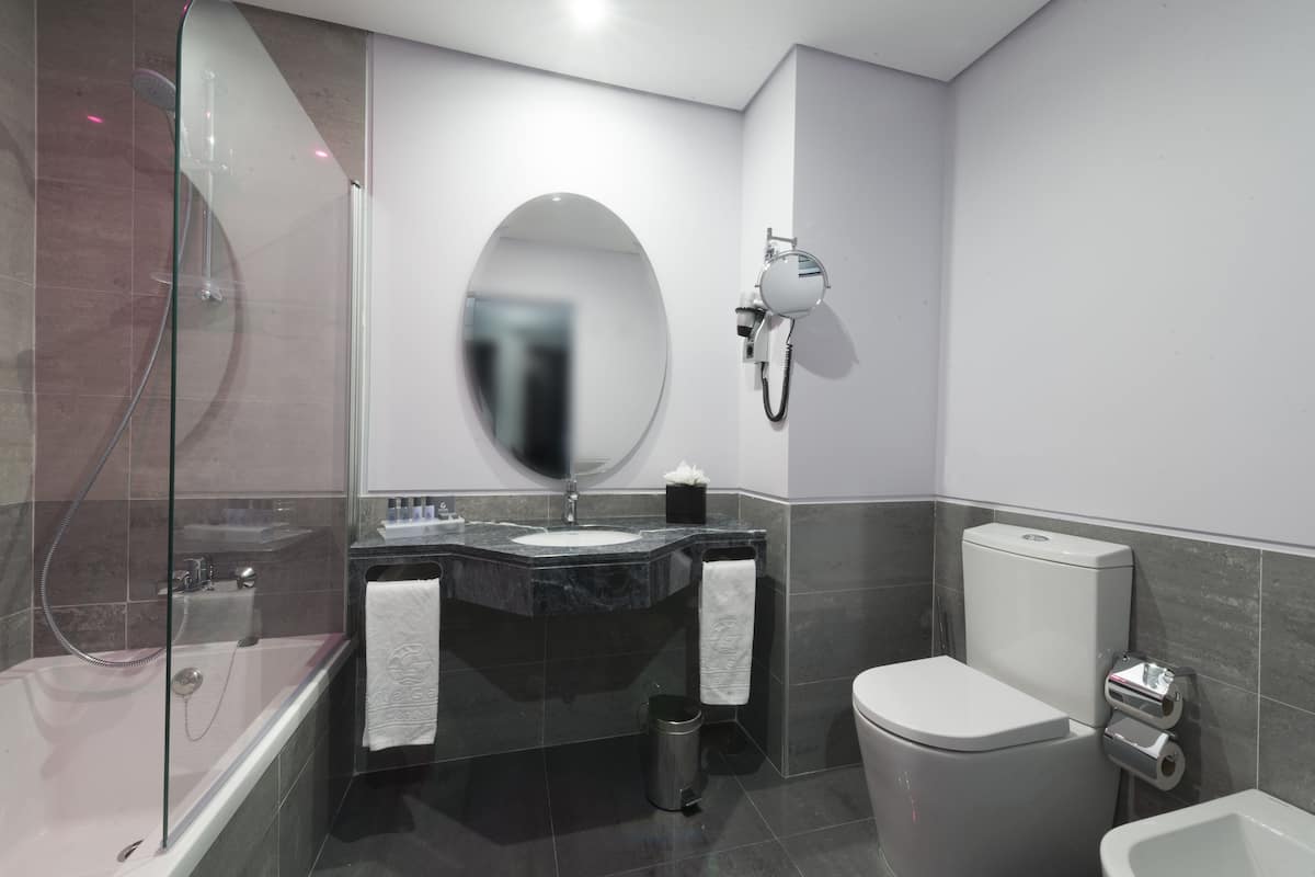 Badkar/dusch, gratis toalettartiklar, hårtork och handdukar