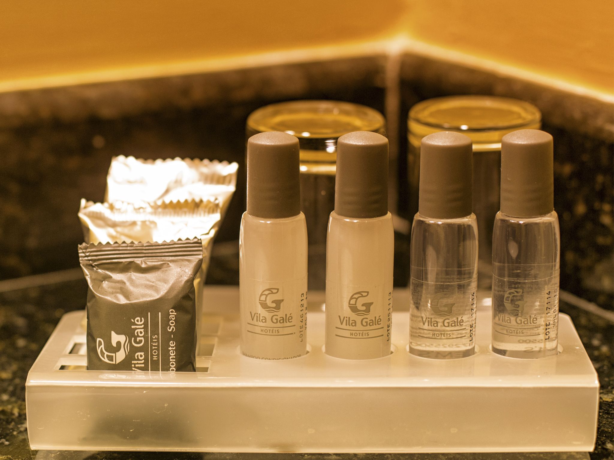 combined shower/bathtub, free toiletries, hair dryer, towels