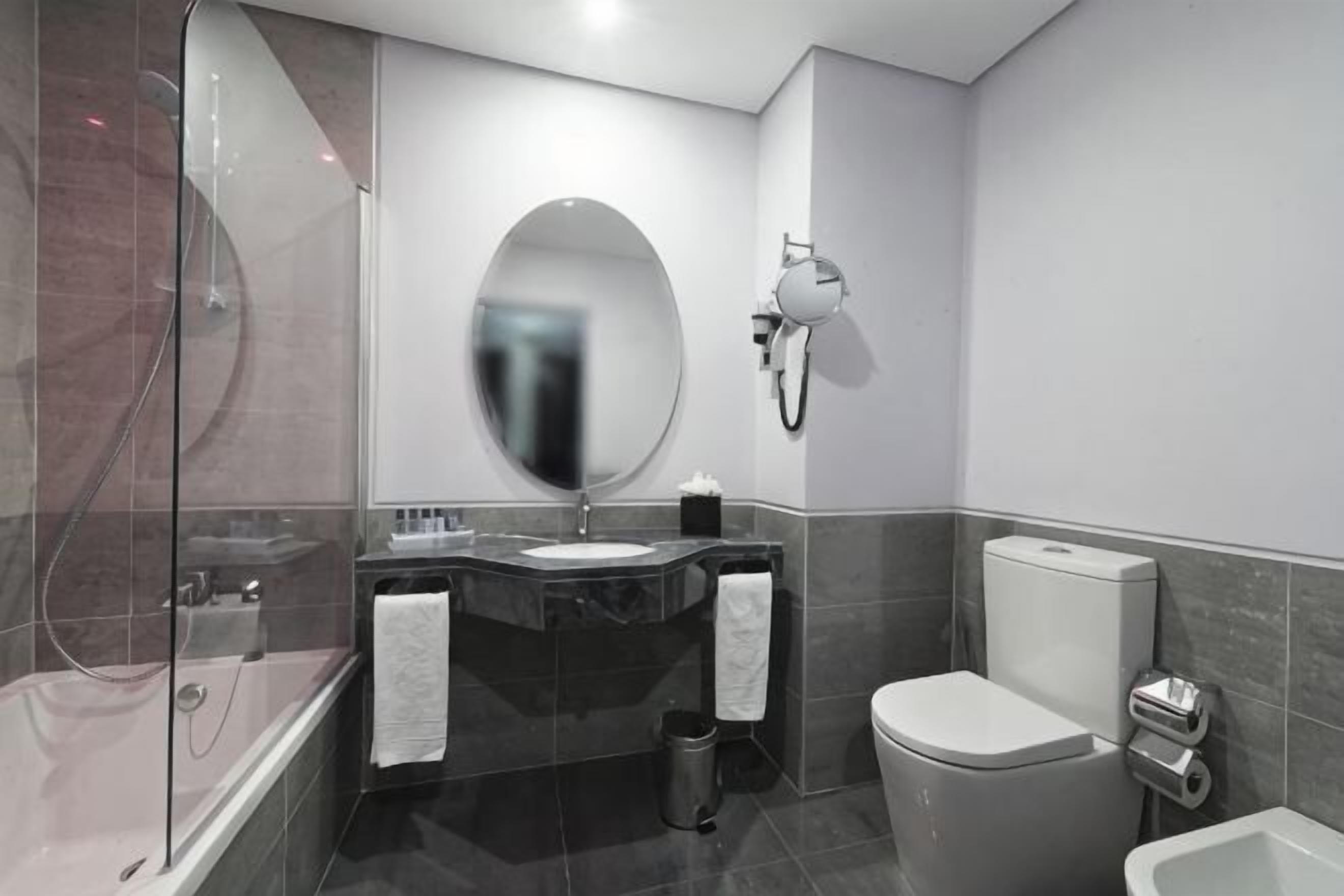 Combined shower/tub, free toiletries, hair dryer, towels