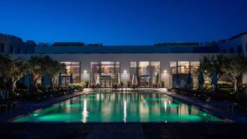 Kolam renang indoor dan kolam renang outdoor