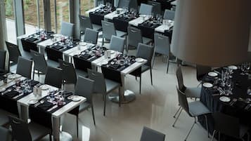 Sarapan prasmanan setiap hari (EUR 11.00 per orang)