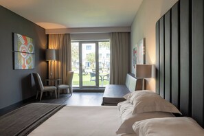 Familiekamer, balkon | Een minibar, een kluis op de kamer, een bureau, verduisterende gordijnen