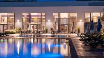 Kolam renang indoor dan kolam renang outdoor