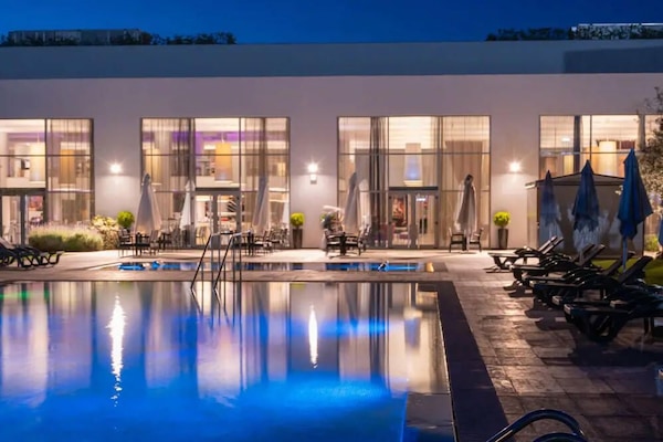 Alberca techada y alberca al aire libre