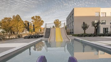 Una piscina techada, una piscina al aire libre