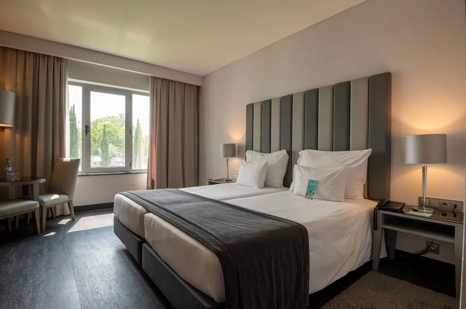 ミニバー、セーフティボックス (室内)、デスク、遮光カーテン