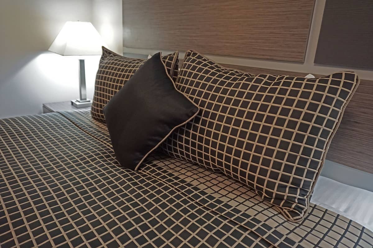 Luxe beddengoed, een kluis op de kamer, een bureau