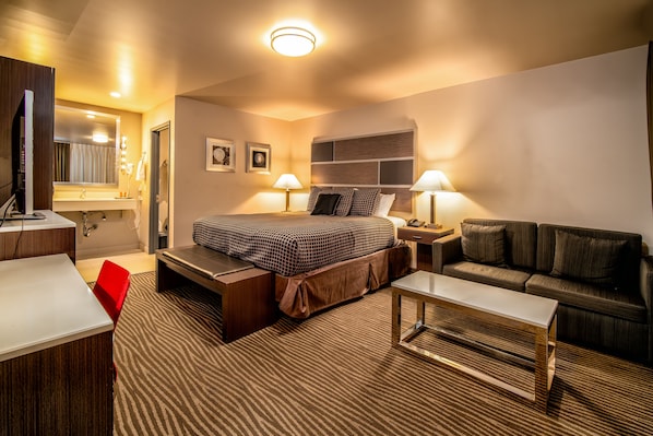 Ropa de cama de alta calidad y caja de seguridad en la habitación