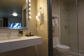 Dusche, kostenlose Toilettenartikel, Haartrockner, Handtücher