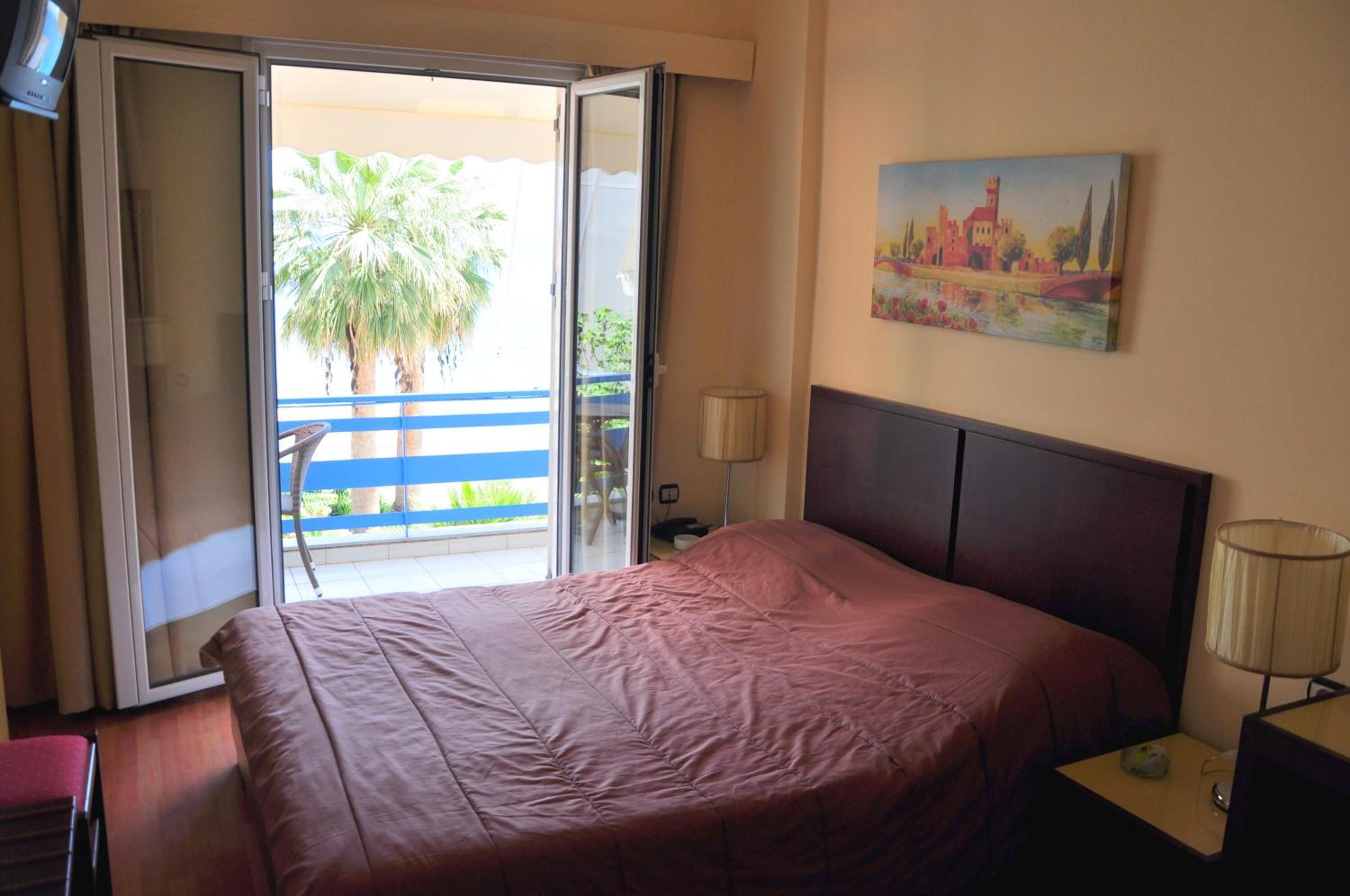 迷你吧、免费 WiFi、床单