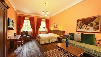 Quarto casal (with Extra Bed - Castle View) | Cofres nos quartos, escrivaninha, cortinas blackout, roupa de cama