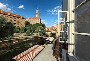 A riverside view with buildings, a tower, and a bridge. - Depandance Edward Kelly (Cesky Krumlov)