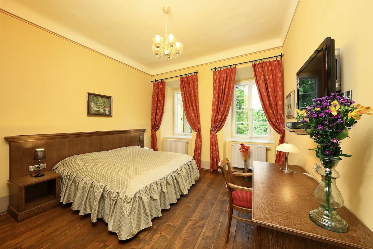 Quarto luxo, banheira (Castle View) | Cofres nos quartos, escrivaninha, cortinas blackout, roupa de cama