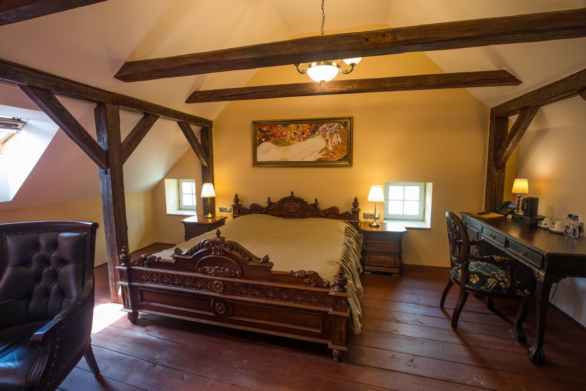 Deluxe Suite, 1 King Bed | Bathroom | Hair dryer, towels