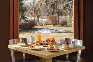 朝食 (コンチネンタル ブレックファスト)、毎日提供 (無料)