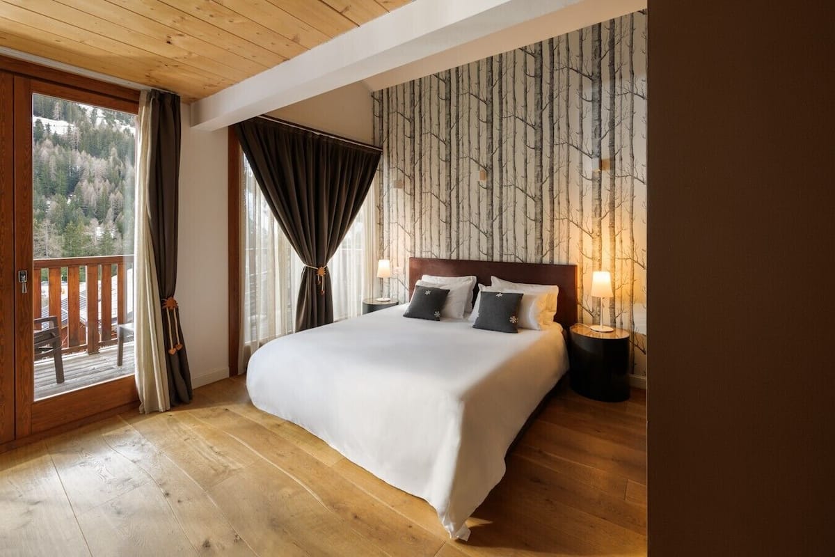 Loft | Hypo-allergenic bedding available, down comforters, minibar