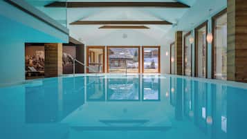 Piscine couverte, chaises longues