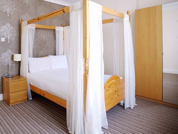 Camera doppia, bagno in camera (with 4 Poster) | Ferro/asse da stiro, Wi-Fi gratuito, lenzuola