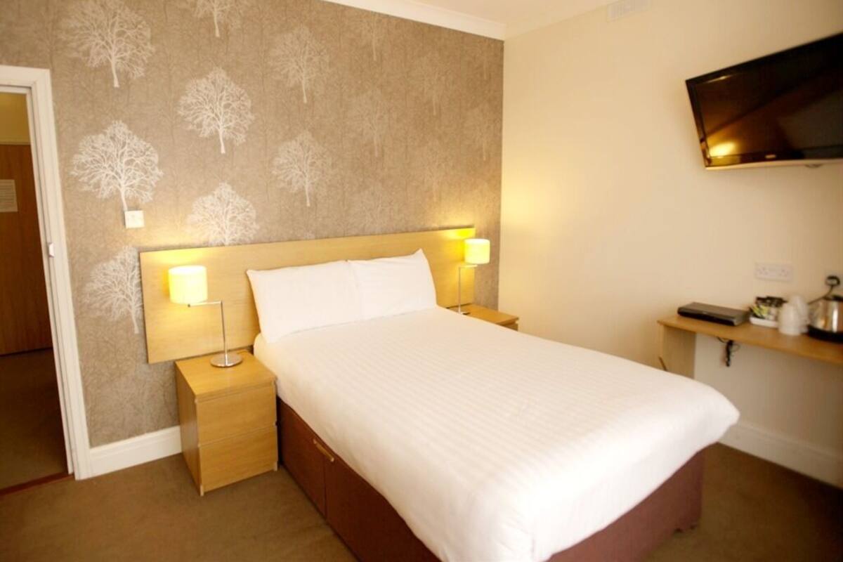 Iron/ironing board, free WiFi, bed sheets