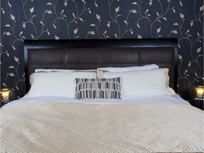 Superior Suite, Ensuite | Iron/ironing board, free WiFi, bed sheets