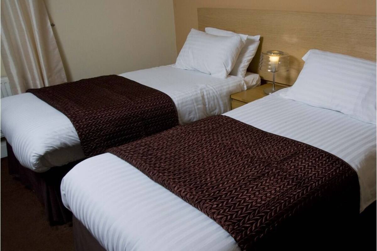 Twin Room, Ensuite | Iron/ironing board, free WiFi, bed sheets