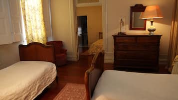 Familieværelse | Skrivebord, strygejern/strygebræt, gratis baby-/barnesenge