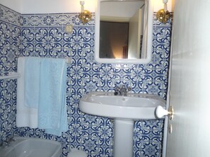 Doppelzimmer | Badezimmer | Duschwanne, kostenlose Toilettenartikel, Haartrockner