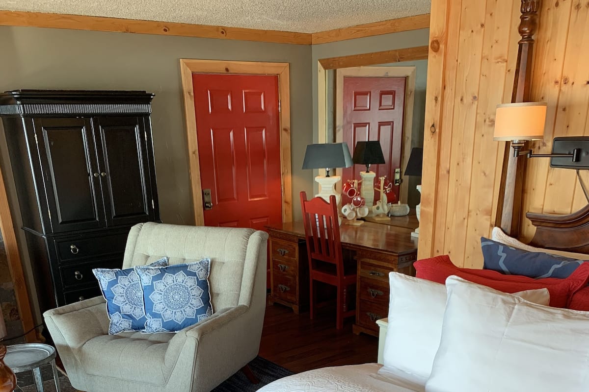 Deluxe Studio Suite, 1 King Bed, Ocean View, Beachfront | Premium bedding, memory foam beds, individually decorated