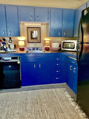 Apartment, 2 Bedrooms | Private kitchen | Microwave, coffee/tea maker