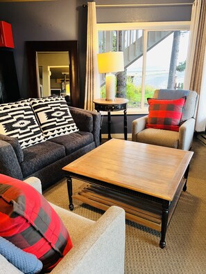 Premium bedding, memory-foam beds, individually decorated - Ocean House Inn & Condos (Homer)