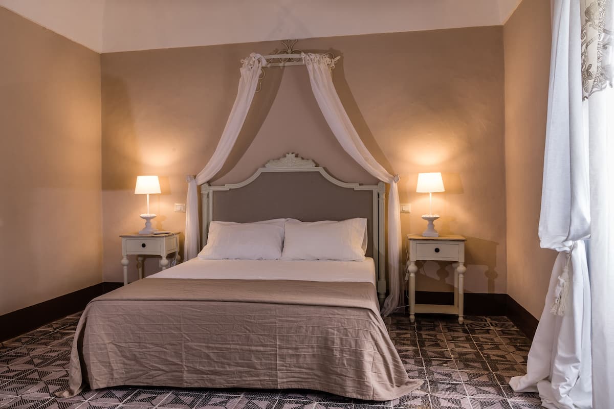 Suite | 1 slaapkamer, luxe beddengoed, een kluis op de kamer, een bureau