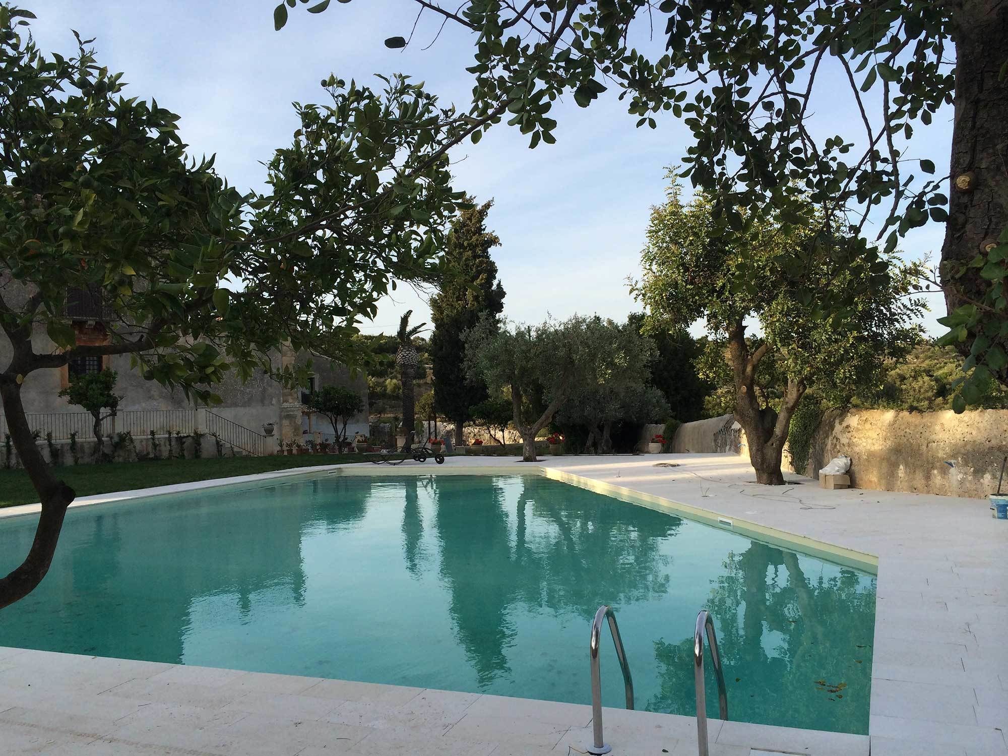 Außenpool, Sonnenschirme, Liegestühle