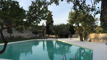 Außenpool, Sonnenschirme, Liegestühle