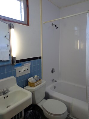 Combined shower/bathtub, free toiletries, towels - Town & Beach Motel (Falmouth)